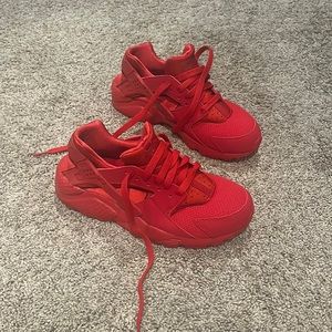 Size 5 hurache runs brand new. Never worn